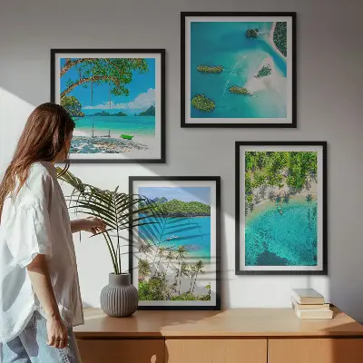 Set posters met lijst met afbeeldingen van stranden, palmbomen en kristalhelder water