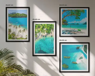 Set posters met lijst met afbeeldingen van stranden, palmbomen en kristalhelder water