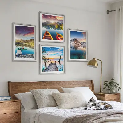 Set van posters met lijst met een landschap van meren, bergen en een boot