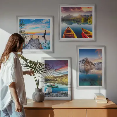 Set van posters met lijst met een landschap van meren, bergen en een boot