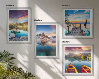 Set van posters met lijst met een landschap van meren, bergen en een boot