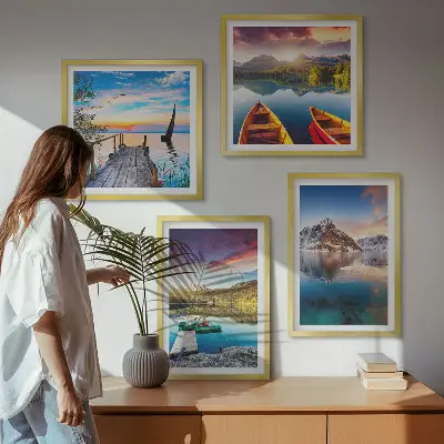 Set van posters met lijst met een landschap van meren, bergen en een boot