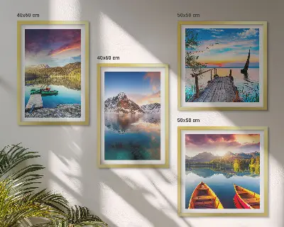 Set van posters met lijst met een landschap van meren, bergen en een boot