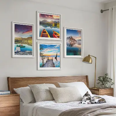 Set van posters met lijst met een landschap van meren, bergen en een boot