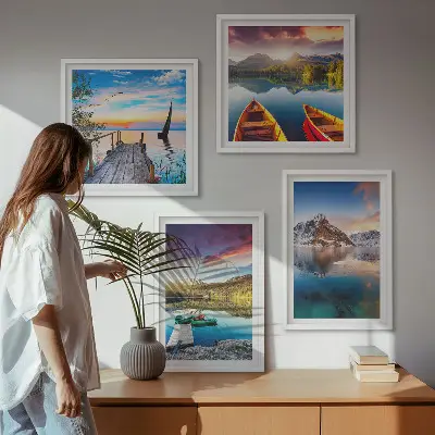 Set van posters met lijst met een landschap van meren, bergen en een boot