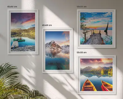 Set van posters met lijst met een landschap van meren, bergen en een boot