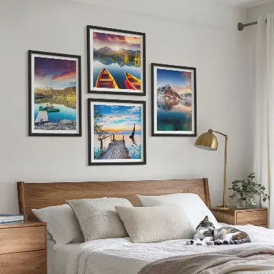 Set van posters met lijst met een landschap van meren, bergen en een boot