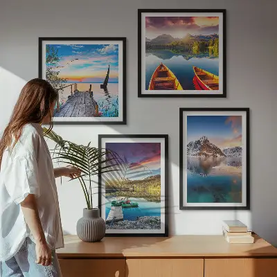 Set van posters met lijst met een landschap van meren, bergen en een boot