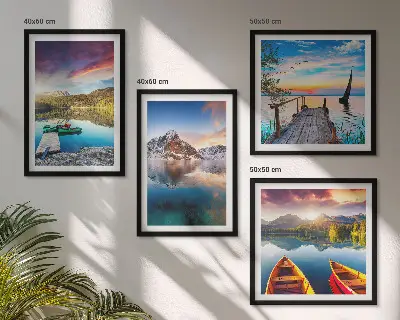 Set van posters met lijst met een landschap van meren, bergen en een boot