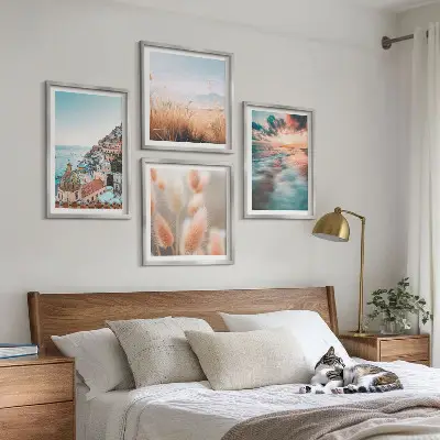 Meerluik in lijst zee met zonsondergang, huizen en bloemen