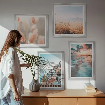 Meerluik in lijst zee met zonsondergang, huizen en bloemen