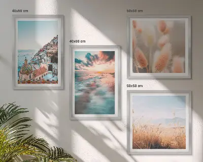 Meerluik in lijst zee met zonsondergang, huizen en bloemen