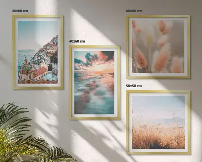 Meerluik in lijst zee met zonsondergang, huizen en bloemen