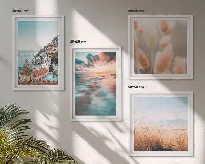 Meerluik in lijst zee met zonsondergang, huizen en bloemen