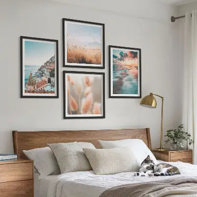 Meerluik in lijst zee met zonsondergang, huizen en bloemen