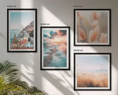 Meerluik in lijst zee met zonsondergang, huizen en bloemen