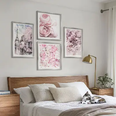 Set posters met lijst met roze bloemen in een romantisch landschap