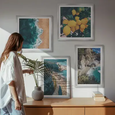 Set van posters met lijst met afbeeldingen van zee, strand, citroenen en bergen