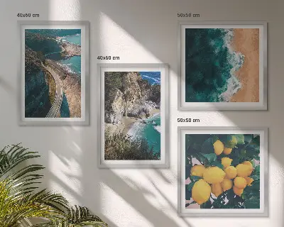 Set van posters met lijst met afbeeldingen van zee, strand, citroenen en bergen