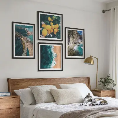 Set van posters met lijst met afbeeldingen van zee, strand, citroenen en bergen