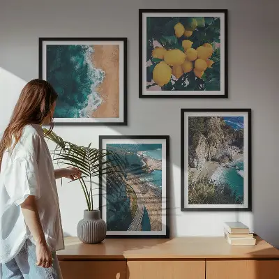 Set van posters met lijst met afbeeldingen van zee, strand, citroenen en bergen