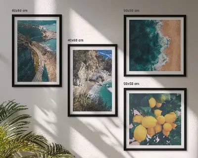 Set van posters met lijst met afbeeldingen van zee, strand, citroenen en bergen