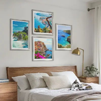 Set van posters met lijst palmbomen aan het blauwe water