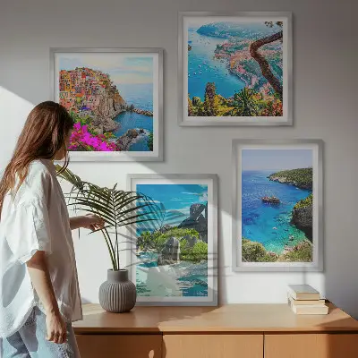 Set van posters met lijst palmbomen aan het blauwe water