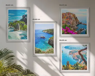 Set van posters met lijst palmbomen aan het blauwe water