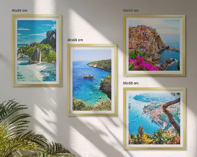 Set van posters met lijst palmbomen aan het blauwe water