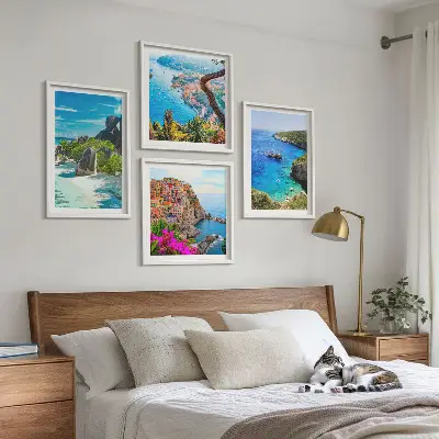 Set van posters met lijst palmbomen aan het blauwe water