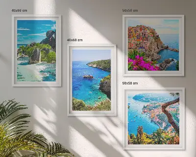 Set van posters met lijst palmbomen aan het blauwe water