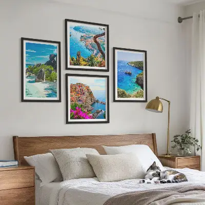 Set van posters met lijst palmbomen aan het blauwe water