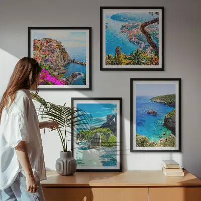 Set van posters met lijst palmbomen aan het blauwe water