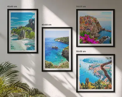 Set van posters met lijst palmbomen aan het blauwe water