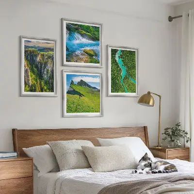 Groene bergen en rivierrotsen meerluik in lijst