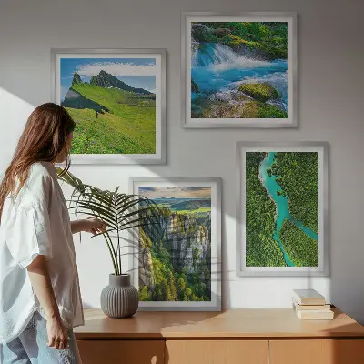Groene bergen en rivierrotsen meerluik in lijst