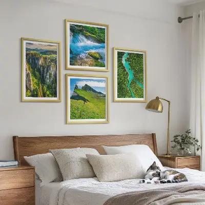Groene bergen en rivierrotsen meerluik in lijst