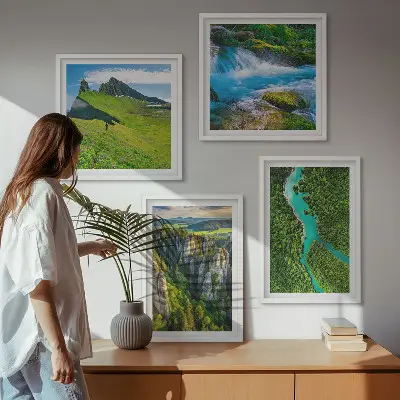 Groene bergen en rivierrotsen meerluik in lijst