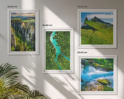 Groene bergen en rivierrotsen meerluik in lijst