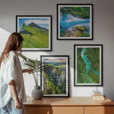 Groene bergen en rivierrotsen meerluik in lijst