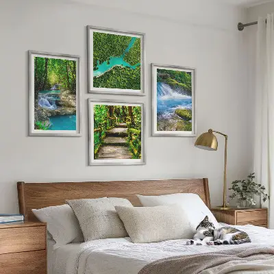 Poster set met lijst groene bossen en kristalhelder water