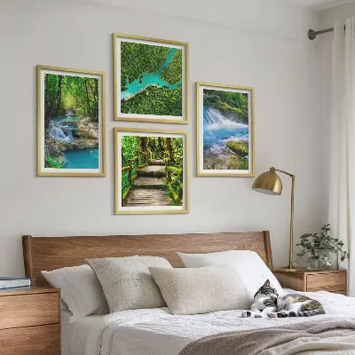 Poster set met lijst groene bossen en kristalhelder water