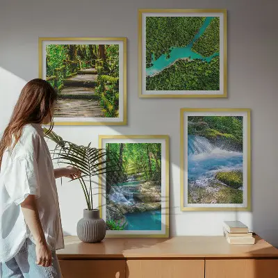 Poster set met lijst groene bossen en kristalhelder water