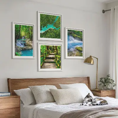 Poster set met lijst groene bossen en kristalhelder water
