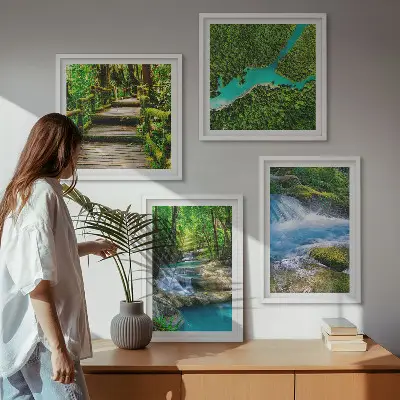 Poster set met lijst groene bossen en kristalhelder water