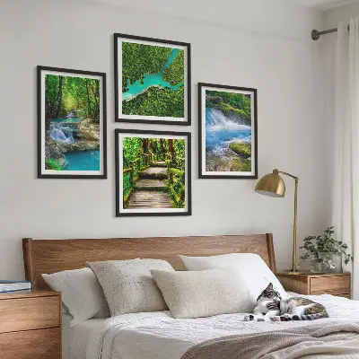 Poster set met lijst groene bossen en kristalhelder water