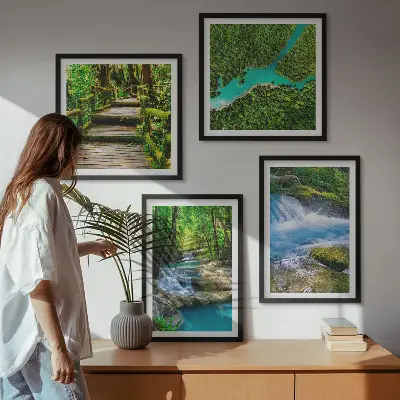 Poster set met lijst groene bossen en kristalhelder water
