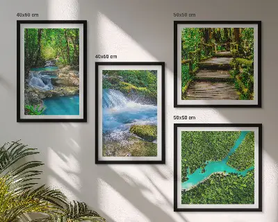 Poster set met lijst groene bossen en kristalhelder water