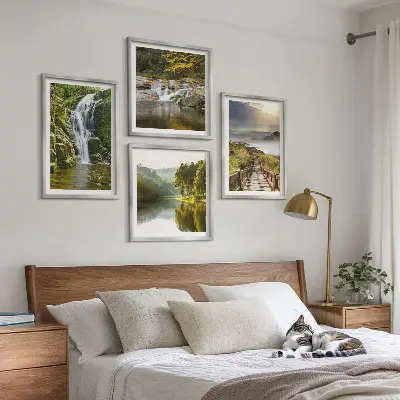 Set posters met lijst met afbeeldingen van watervallen bergen wolken en herfst